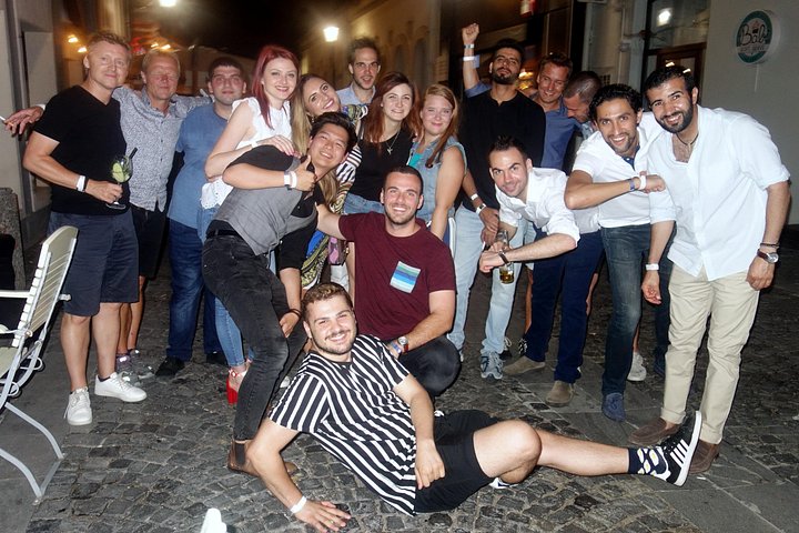 Découvrez la vie nocturne de Bucarest lors d'un pub crawl guidé dans le Vieux Bucarest, visitant plusieurs bars et clubs, photo 13 | wizardtrip
