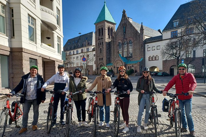 En guidet cykeltur, der viser Oslos berømte vartegn som Det Kongelige Palads og Vigelandsparken, foto 6 | wizardtrip