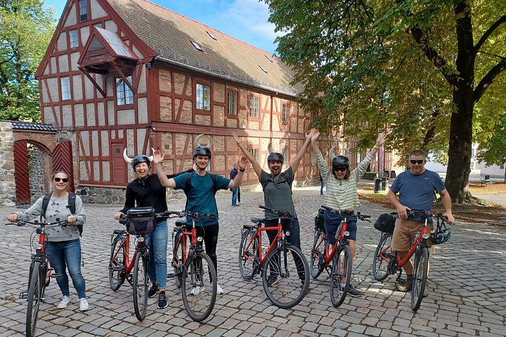 En guidet cykeltur, der viser Oslos berømte vartegn som Det Kongelige Palads og Vigelandsparken, foto 9 | wizardtrip