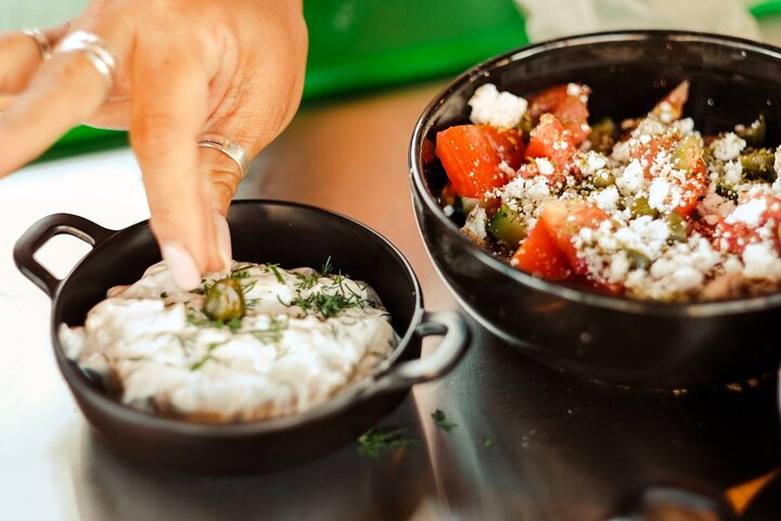 Praktischer griechischer Kochkurs in Athen mit Abendessen auf der Dachterrasse und Blick auf die Akropolis, Foto 13 | wizardtrip
