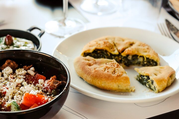 Praktischer griechischer Kochkurs in Athen mit Abendessen auf der Dachterrasse und Blick auf die Akropolis, Foto 14 | wizardtrip