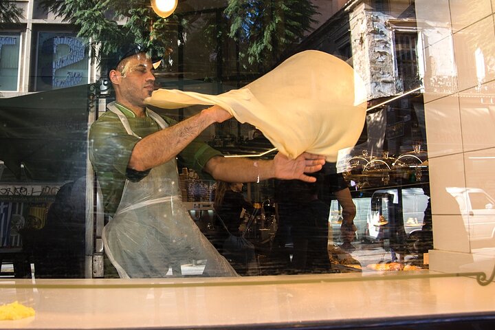 Un circuit gastronomique guidé à travers les marchés et les quartiers d'Athènes, présentant les spécialités locales et la culture, photo 19 | wizardtrip