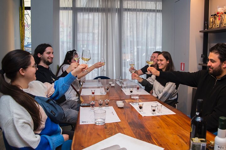 Un circuit gastronomique guidé à travers les marchés et les quartiers d'Athènes, présentant les spécialités locales et la culture, photo 31 | wizardtrip