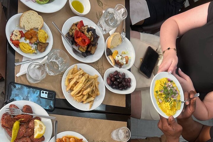 Un circuit gastronomique guidé à travers les marchés et les quartiers d'Athènes, présentant les spécialités locales et la culture, photo 43 | wizardtrip