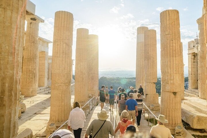 Passeio guiado a pé pela Acrópole e Parthenon em Atenas, Grécia, exibindo monumentos antigos, foto 10 | wizardtrip