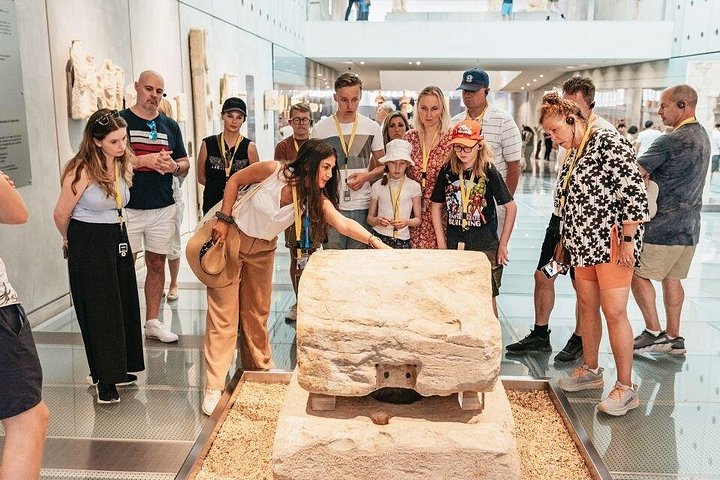 Passeio guiado a pé pela Acrópole e Parthenon em Atenas, Grécia, exibindo monumentos antigos, foto 12 | wizardtrip