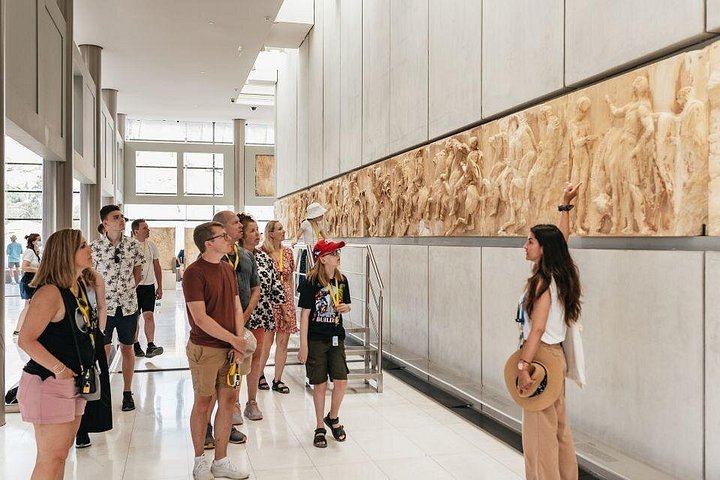 Passeio guiado a pé pela Acrópole e Parthenon em Atenas, Grécia, exibindo monumentos antigos, foto 14 | wizardtrip