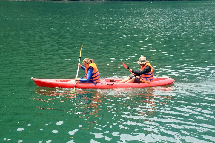 Croisière d'une journée complète dans la baie d'Ha Long, Vietnam, avec kayak, baignade et exploration de grottes, photo 15 | wizardtrip