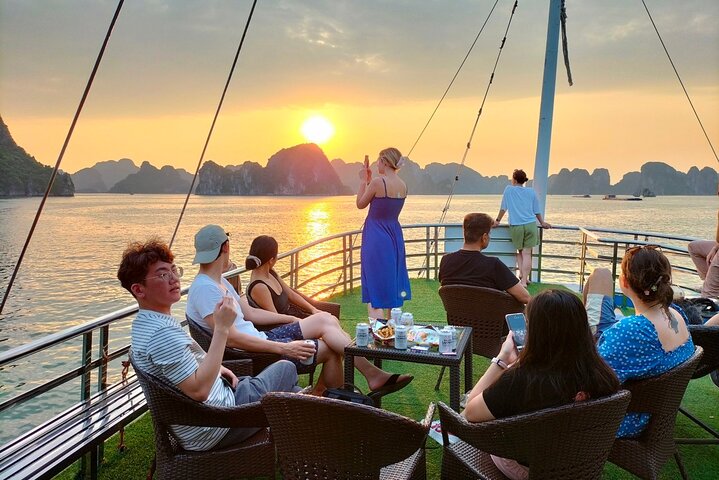 Croisière d'une journée complète dans la baie d'Ha Long, Vietnam, avec kayak, baignade et exploration de grottes, photo 26 | wizardtrip