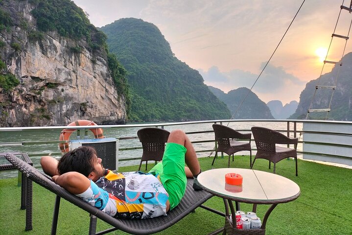 Croisière d'une journée complète dans la baie d'Ha Long, Vietnam, avec kayak, baignade et exploration de grottes, photo 27 | wizardtrip