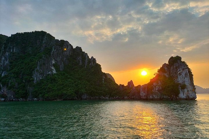 Croisière d'une journée complète dans la baie d'Ha Long, Vietnam, avec kayak, baignade et exploration de grottes, photo 31 | wizardtrip