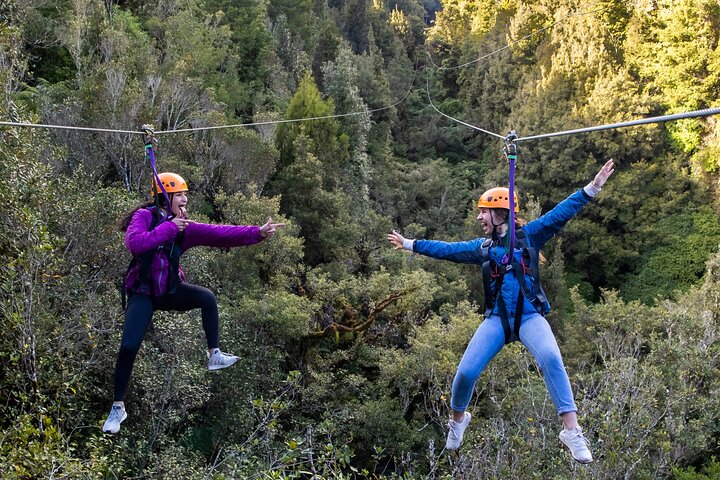 Rotoruas ultimatives Zipline-Abenteuer: 6 Ziplines, Tandem-Rennen & Klippenwanderung | wizardtrip