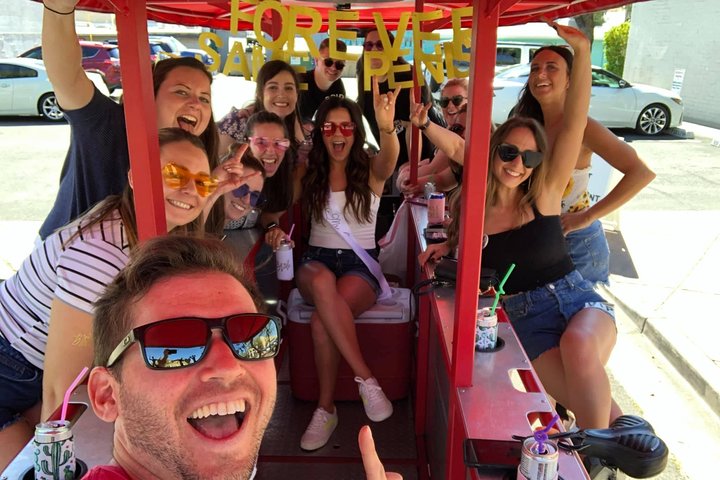 Party bike kroegentocht in Old Town Scottsdale, Arizona, met vrienden die genieten van drankjes, foto 6 | wizardtrip