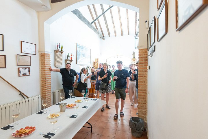 Explore a região vinícola de Madrid com visitas guiadas a quintas locais, provas de vinho e comida regional, foto 50 | wizardtrip