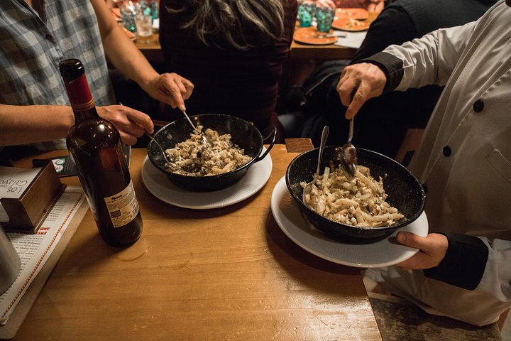 En liten grupp njuter av tapas och vin på en traditionell bar i Madrids historiska centrum, foto 6 | wizardtrip