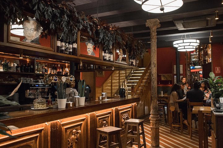 En liten grupp njuter av tapas och vin på en traditionell bar i Madrids historiska centrum, foto 8 | wizardtrip