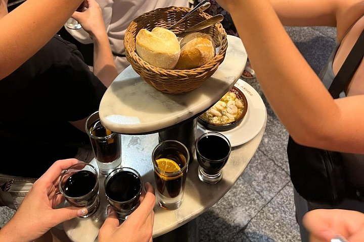 En liten grupp njuter av tapas och vin på en traditionell bar i Madrids historiska centrum, foto 11 | wizardtrip