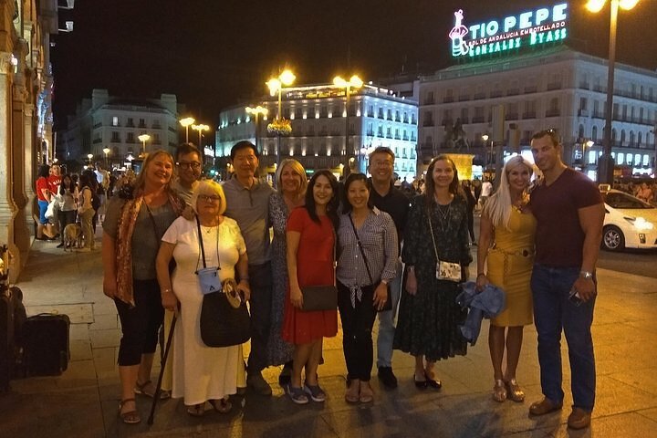 En liten grupp njuter av tapas och vin på en traditionell bar i Madrids historiska centrum, foto 12 | wizardtrip