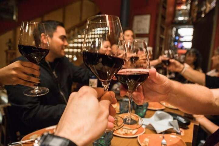 En liten grupp njuter av tapas och vin på en traditionell bar i Madrids historiska centrum, foto 15 | wizardtrip