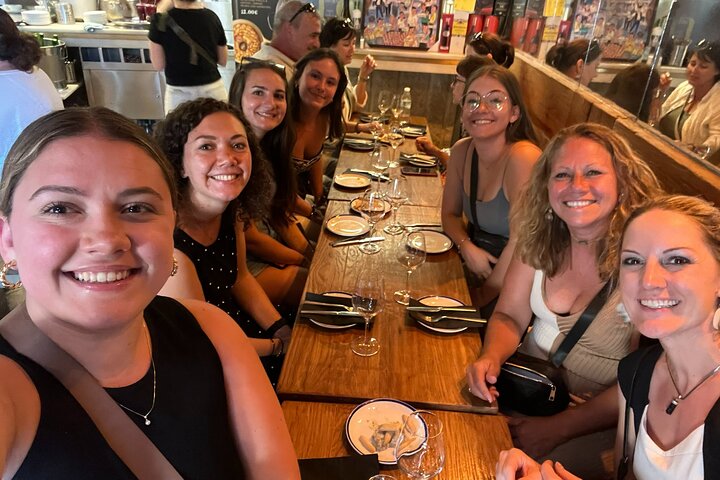 En liten grupp njuter av tapas och vin på en traditionell bar i Madrids historiska centrum, foto 17 | wizardtrip