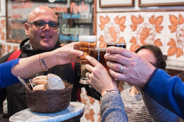 En liten grupp njuter av tapas och vin på en traditionell bar i Madrids historiska centrum, foto 18 | wizardtrip