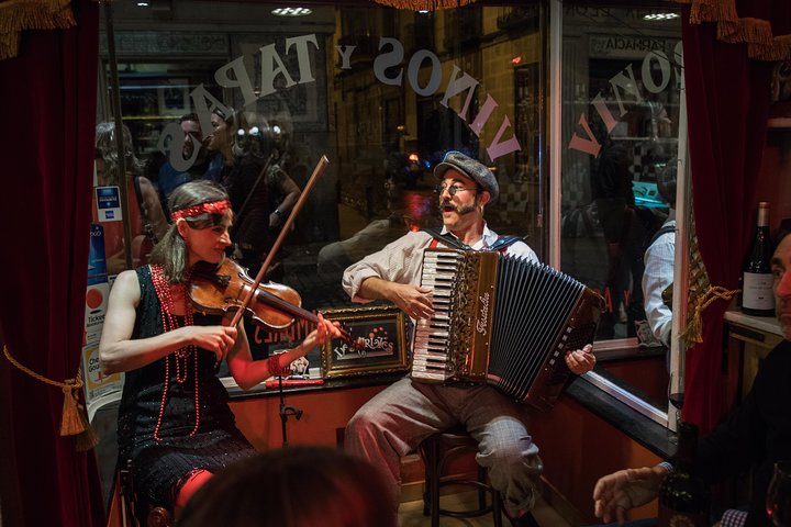En liten grupp njuter av tapas och vin på en traditionell bar i Madrids historiska centrum, foto 20 | wizardtrip