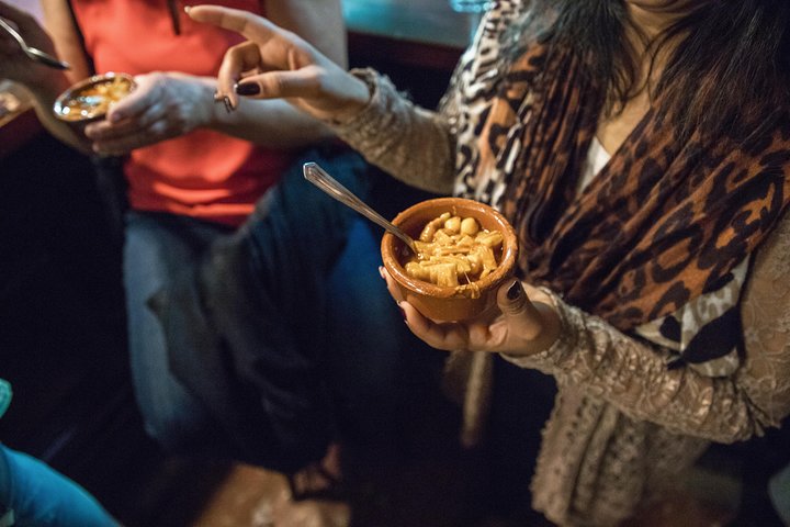 En liten grupp njuter av tapas och vin på en traditionell bar i Madrids historiska centrum, foto 26 | wizardtrip