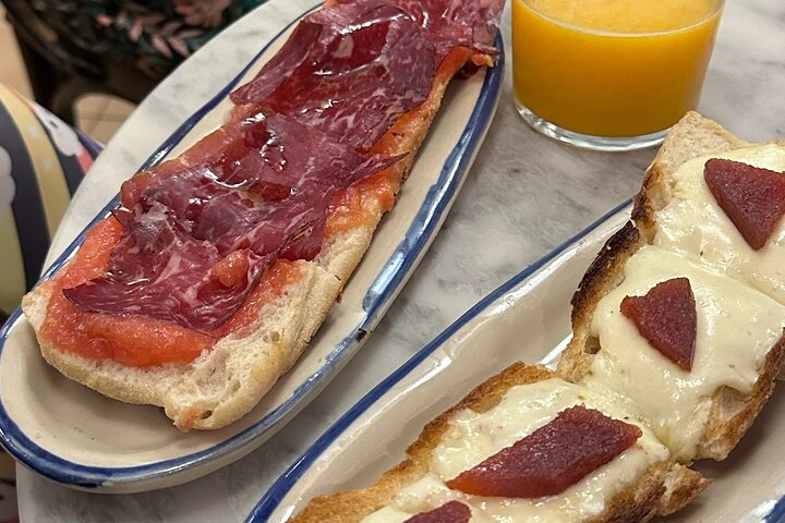 En liten grupp njuter av tapas och vin på en traditionell bar i Madrids historiska centrum, foto 27 | wizardtrip
