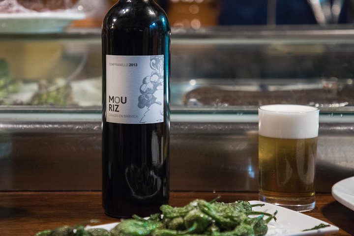 En liten grupp njuter av tapas och vin på en traditionell bar i Madrids historiska centrum, foto 28 | wizardtrip