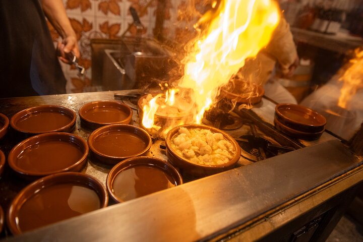 En liten grupp njuter av tapas och vin på en traditionell bar i Madrids historiska centrum, foto 29 | wizardtrip