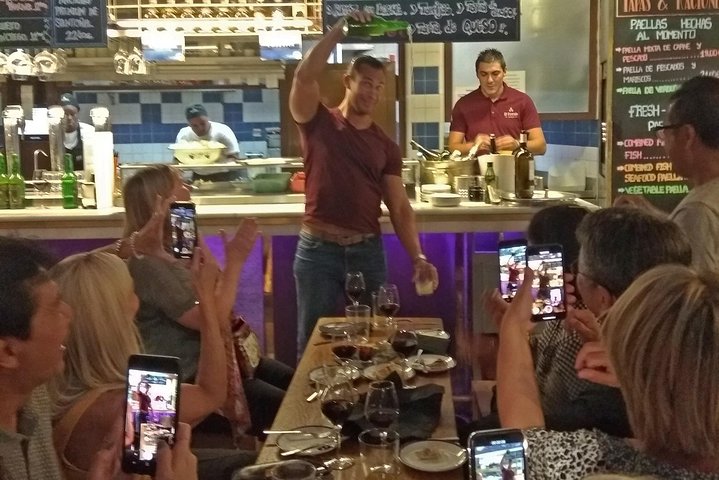 En liten grupp njuter av tapas och vin på en traditionell bar i Madrids historiska centrum, foto 33 | wizardtrip