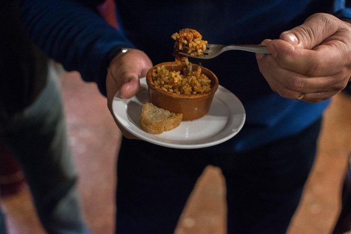 En liten grupp njuter av tapas och vin på en traditionell bar i Madrids historiska centrum, foto 34 | wizardtrip