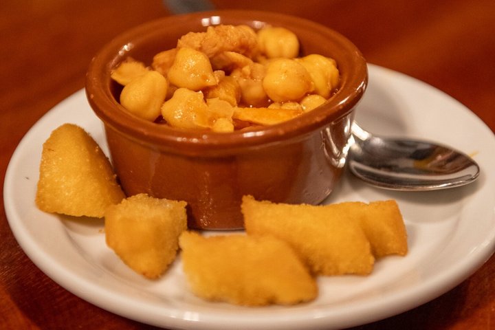 En liten grupp njuter av tapas och vin på en traditionell bar i Madrids historiska centrum, foto 35 | wizardtrip