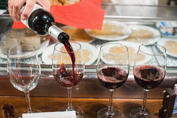 En liten grupp njuter av tapas och vin på en traditionell bar i Madrids historiska centrum, foto 38 | wizardtrip