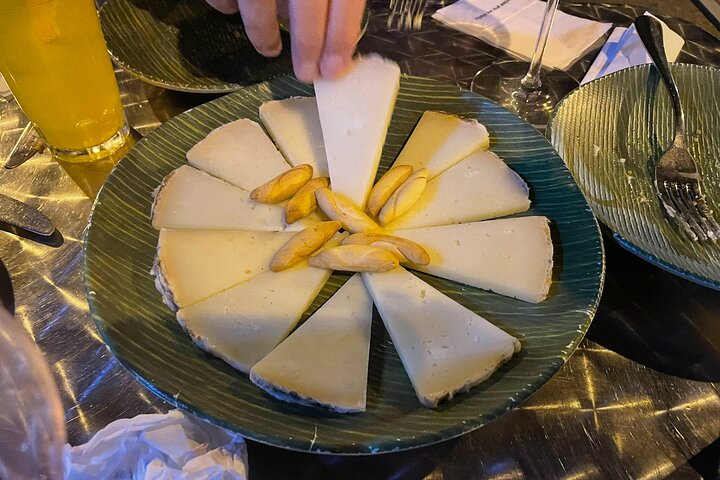 En liten grupp njuter av tapas och vin på en traditionell bar i Madrids historiska centrum, foto 39 | wizardtrip