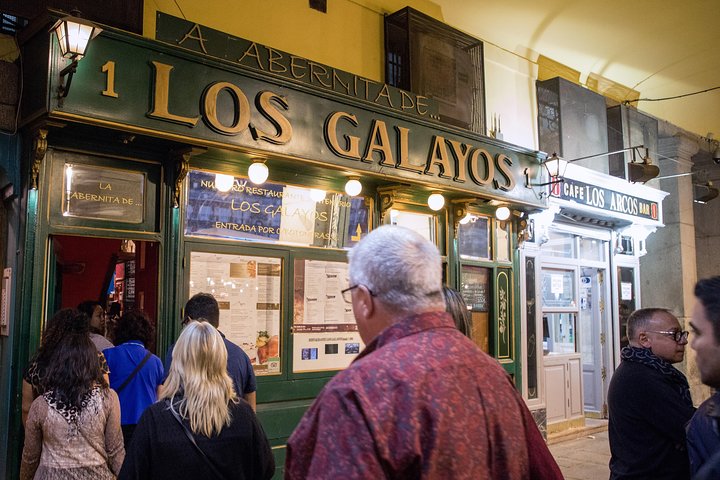 En liten grupp njuter av tapas och vin på en traditionell bar i Madrids historiska centrum, foto 40 | wizardtrip