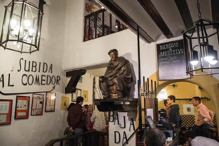 En liten grupp njuter av tapas och vin på en traditionell bar i Madrids historiska centrum, foto 42 | wizardtrip