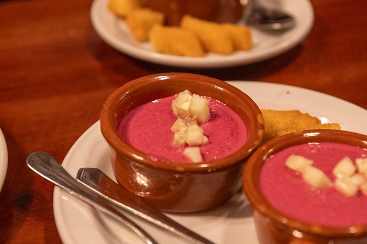 En liten grupp njuter av tapas och vin på en traditionell bar i Madrids historiska centrum, foto 43 | wizardtrip