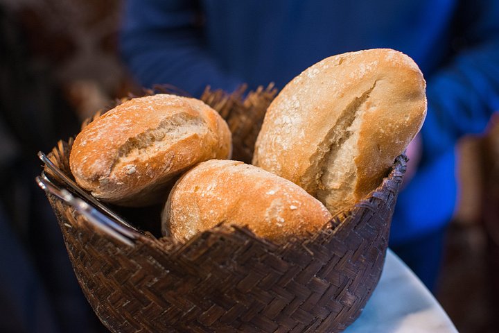 En liten grupp njuter av tapas och vin på en traditionell bar i Madrids historiska centrum, foto 44 | wizardtrip