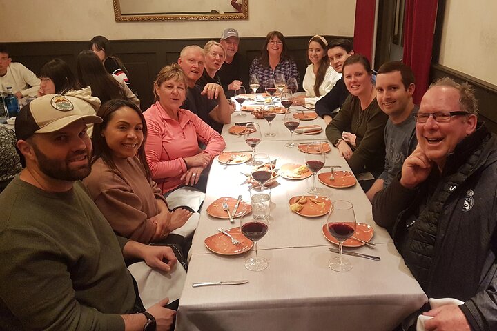 En liten grupp njuter av tapas och vin på en traditionell bar i Madrids historiska centrum, foto 45 | wizardtrip