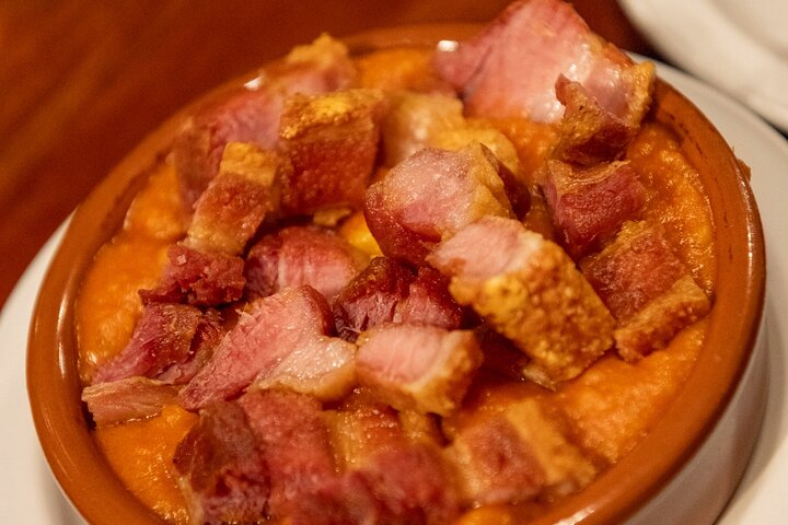 En liten grupp njuter av tapas och vin på en traditionell bar i Madrids historiska centrum, foto 47 | wizardtrip