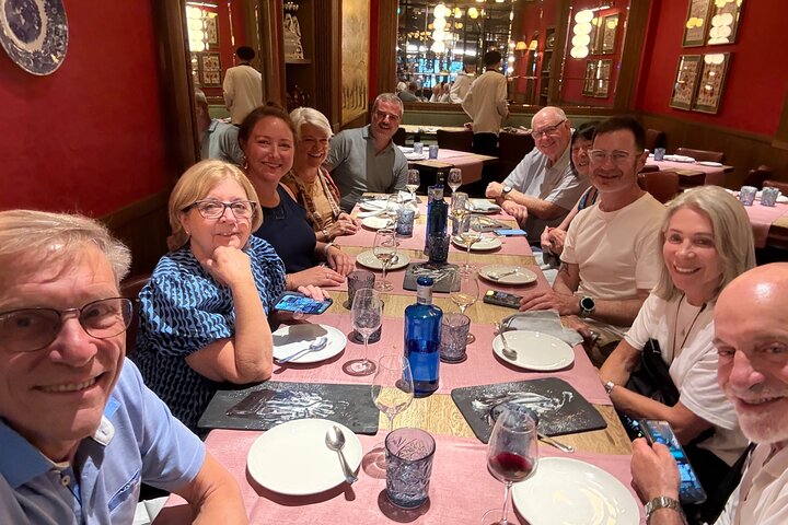 En liten grupp njuter av tapas och vin på en traditionell bar i Madrids historiska centrum, foto 49 | wizardtrip