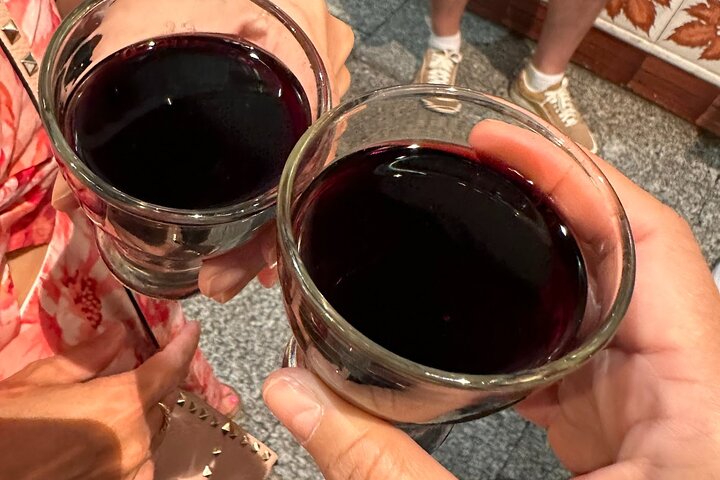 En liten grupp njuter av tapas och vin på en traditionell bar i Madrids historiska centrum, foto 52 | wizardtrip