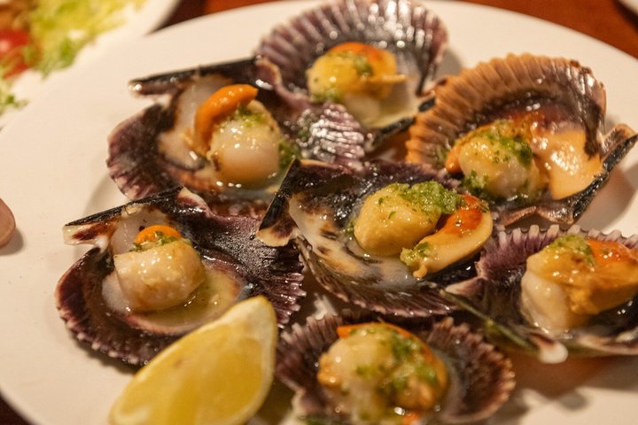 En liten grupp njuter av tapas och vin på en traditionell bar i Madrids historiska centrum, foto 54 | wizardtrip