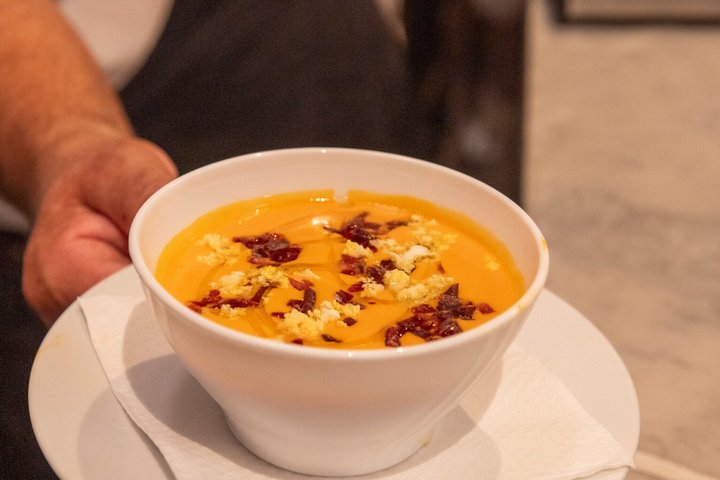 En liten grupp njuter av tapas och vin på en traditionell bar i Madrids historiska centrum, foto 56 | wizardtrip