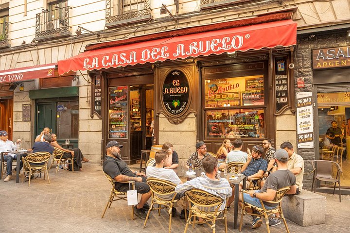 En liten grupp njuter av tapas och vin på en traditionell bar i Madrids historiska centrum, foto 57 | wizardtrip