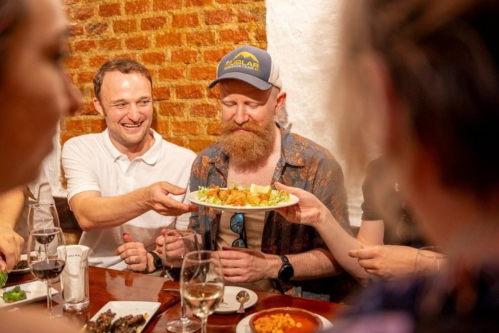 En liten grupp njuter av tapas och vin på en traditionell bar i Madrids historiska centrum, foto 58 | wizardtrip