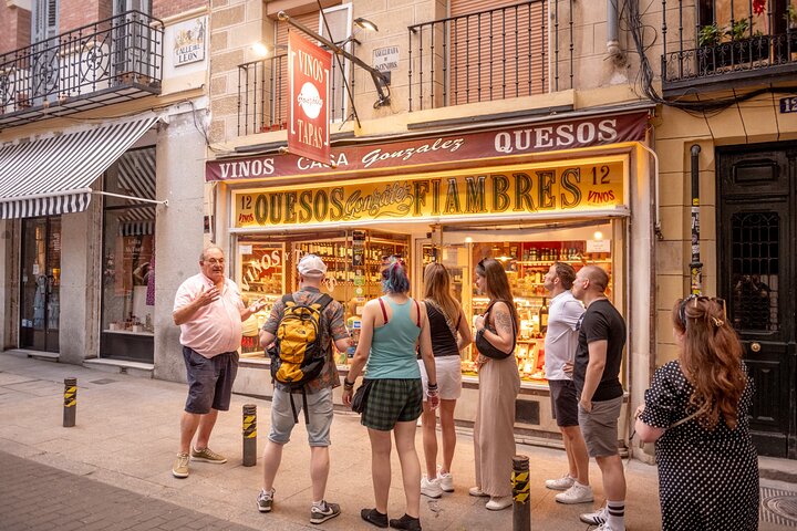 En liten grupp njuter av tapas och vin på en traditionell bar i Madrids historiska centrum, foto 59 | wizardtrip