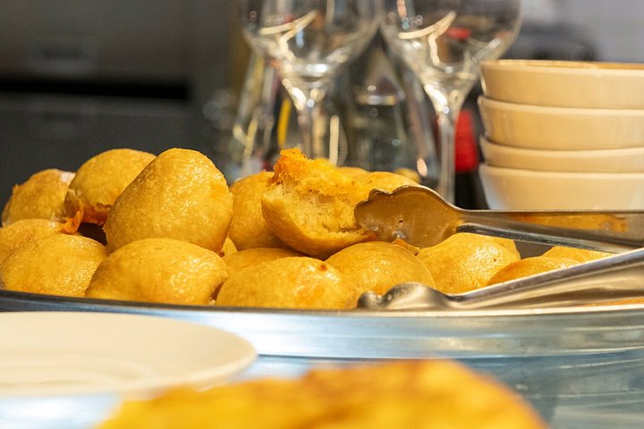 En liten grupp njuter av tapas och vin på en traditionell bar i Madrids historiska centrum, foto 60 | wizardtrip