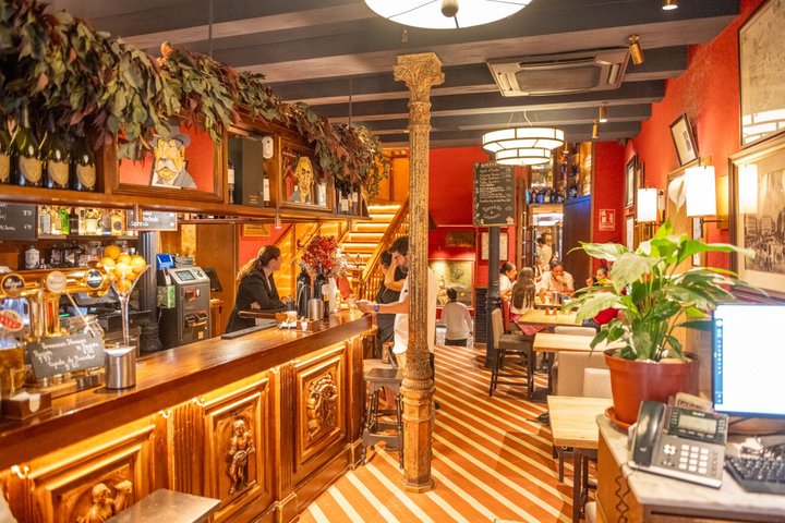 En liten grupp njuter av tapas och vin på en traditionell bar i Madrids historiska centrum, foto 65 | wizardtrip